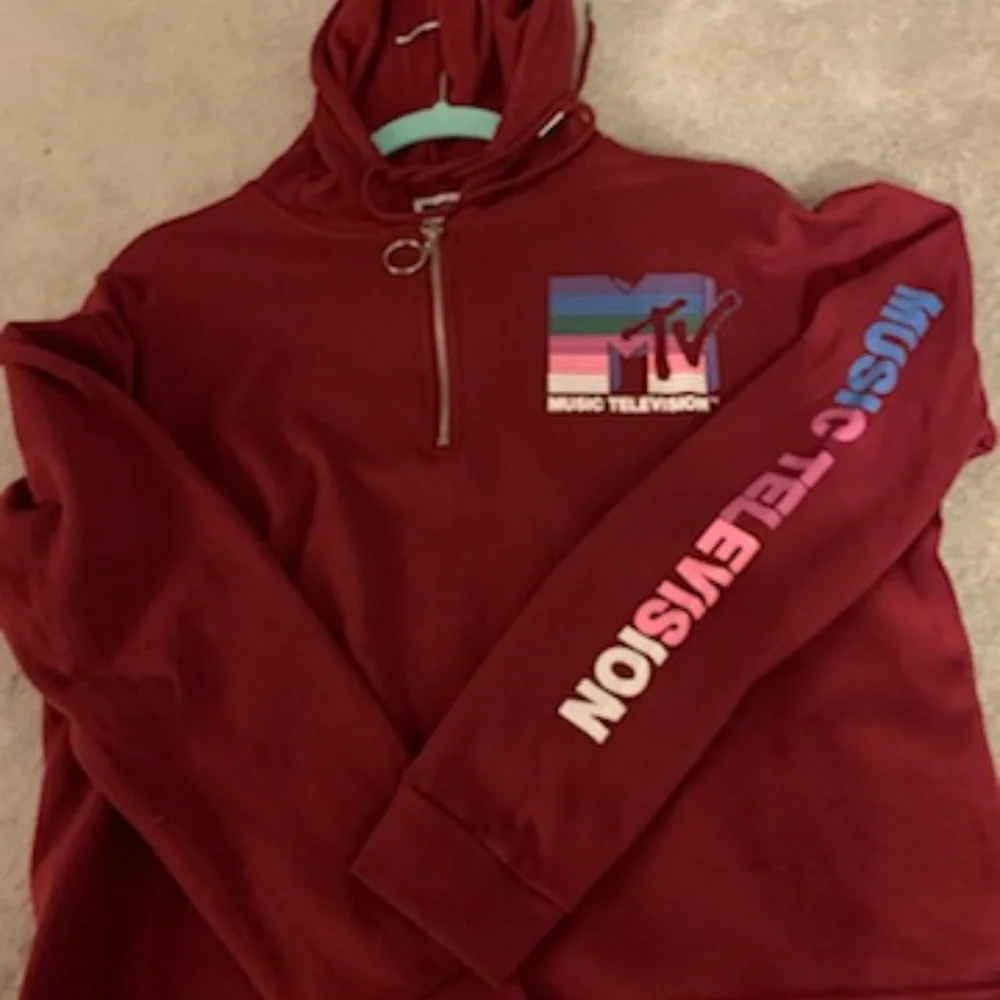 MTV Zippered Cropped Hoodie